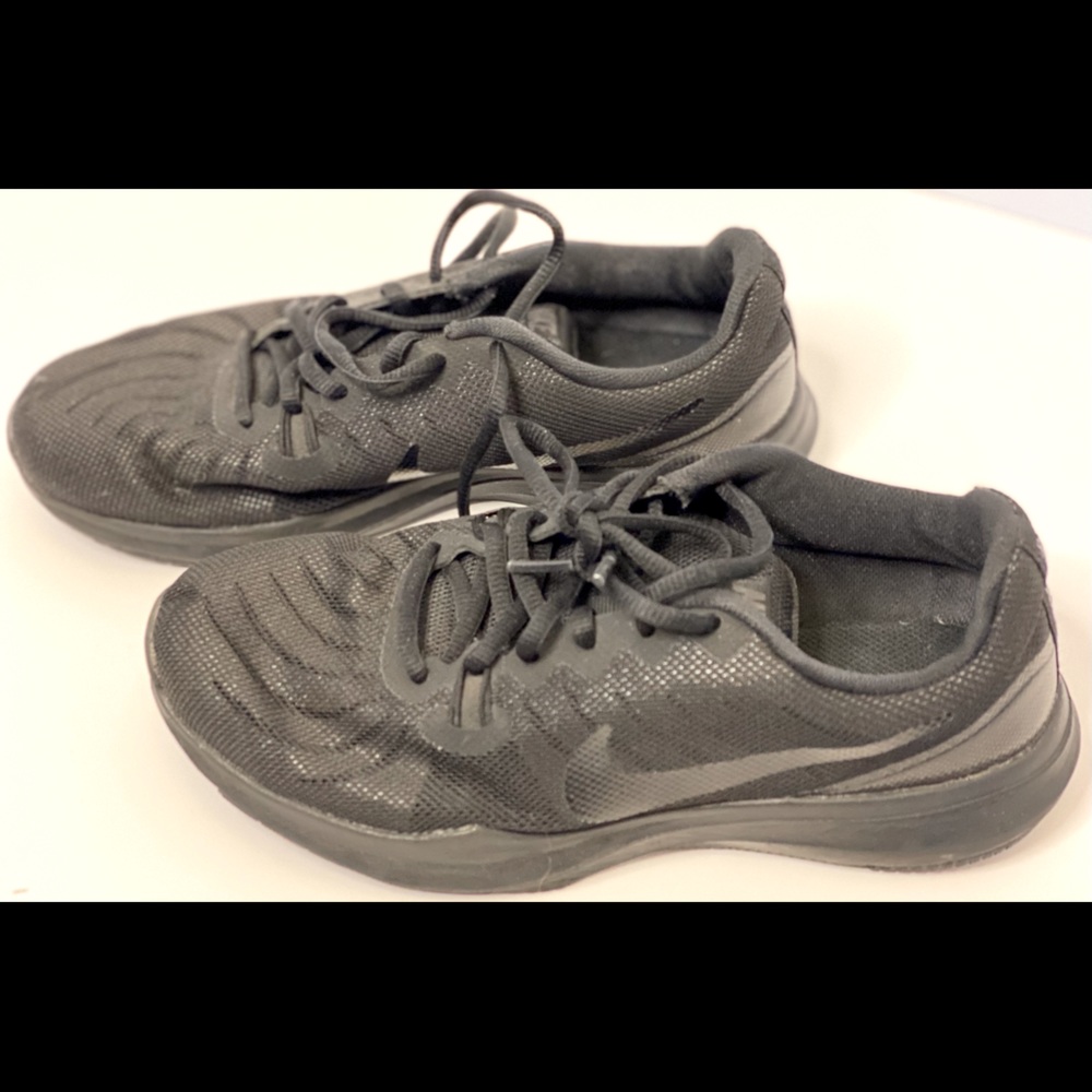 black Nike. Sz. 6.5